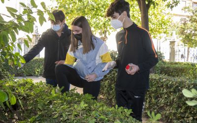 Sesenta alumnos de secundaria se convierten en ‘cazadores’ de virus en la Casa de la Ciència