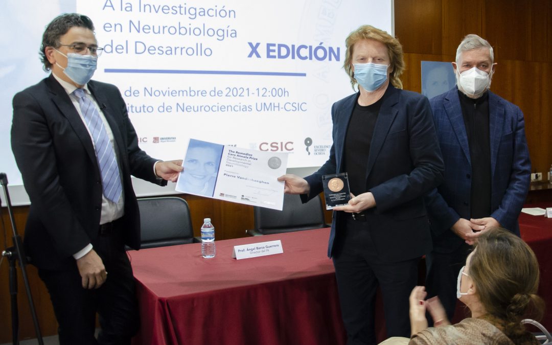 Pierre Vanderhaeghen recibe el X Premio Remedios Caro Almela en el Instituto de Neurociencias