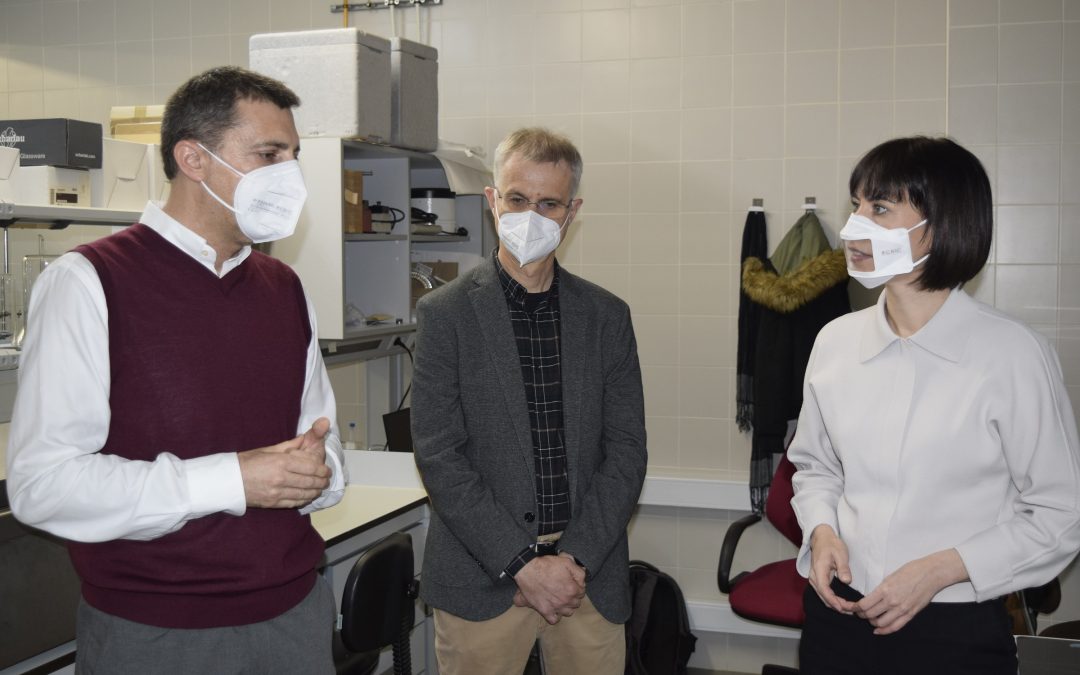 La ministra de Ciencia visita el IATA para conocer de primera mano las investigaciones que en él se desarrollan