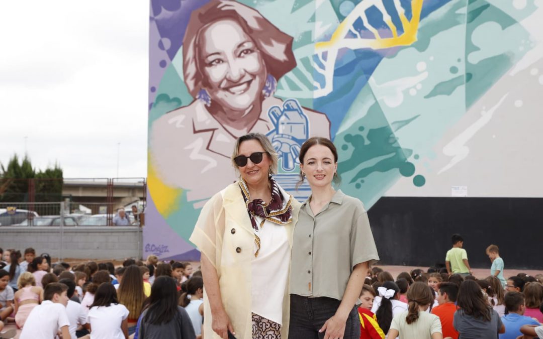 La investigadora del CSIC Ángela Nieto, protagonista de un nuevo mural del proyecto Dones de ciència en un colegio de Mislata